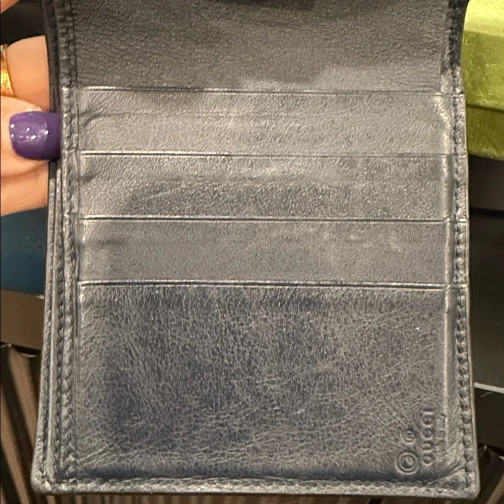 ‼️SALE‼️ Gucci - Men’s Navy Mini GG Embossed Leather Wallet w/Dusty, Box & COA - Picture 5 of 10